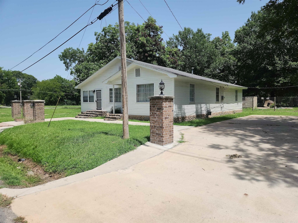 view of front facade featuring entry steps and a front lawn