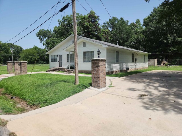 view of front facade featuring entry steps and a front lawn
