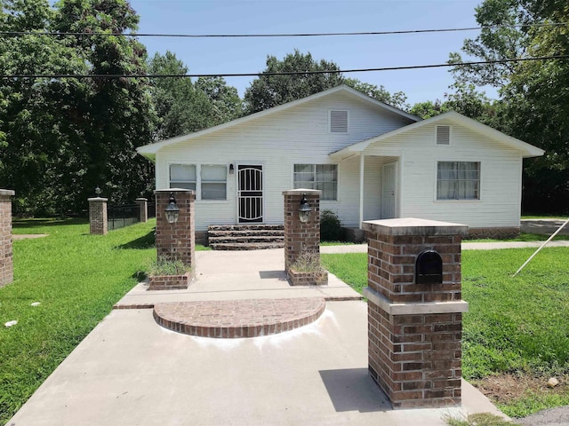 view of front of property with a front lawn