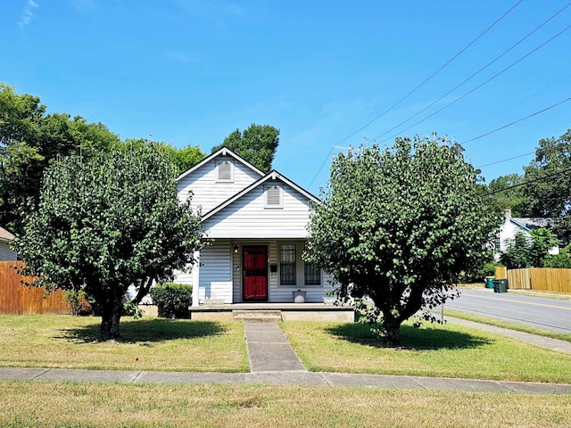 view of front facade featuring fence and a front lawn