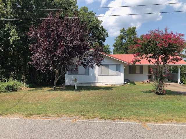 view of front of property featuring a carport and a front yard