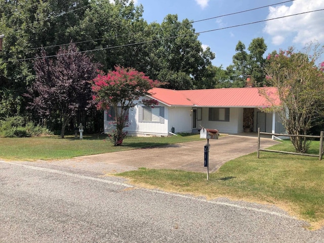 view of front facade with a front yard