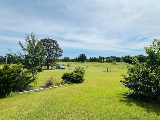 view of yard featuring a rural view