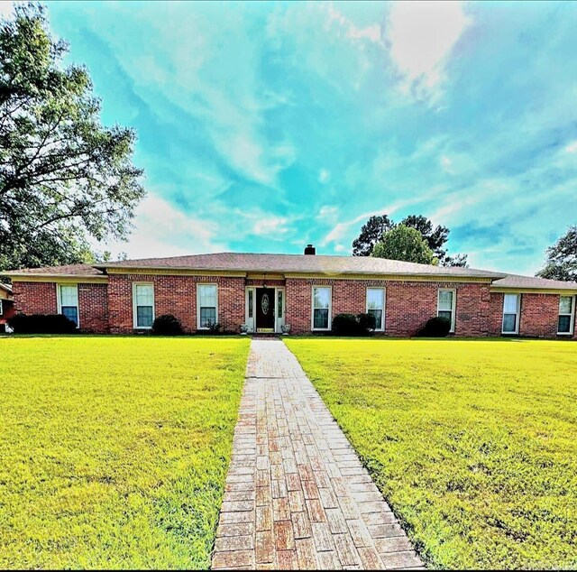 view of front facade featuring a front yard