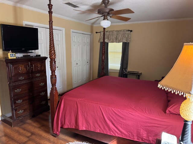 bedroom with ceiling fan, a textured ceiling, dark hardwood / wood-style floors, and crown molding