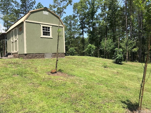 view of yard with a storage unit