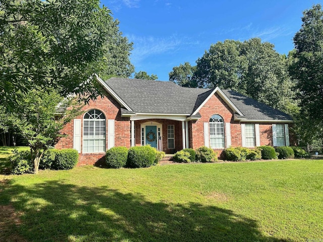 view of front of home featuring a front yard