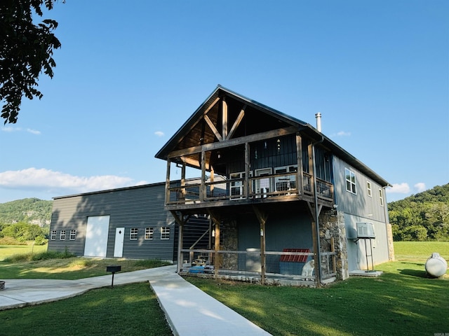 view of front of home featuring a front yard and a wooden deck