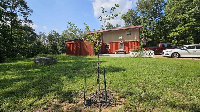 view of yard featuring an outbuilding