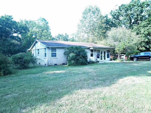 ranch-style home featuring a front lawn