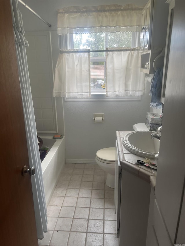 full bath featuring baseboards, shower / bath combination with curtain, toilet, and vanity