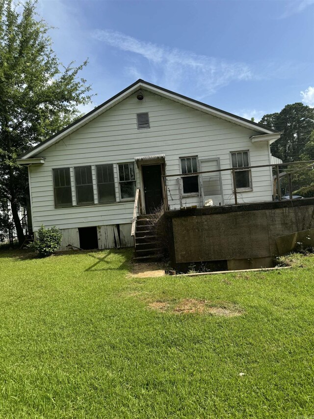 view of front of house with a front lawn