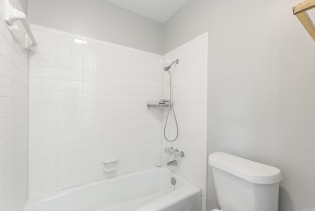 bathroom with tiled shower / bath and toilet