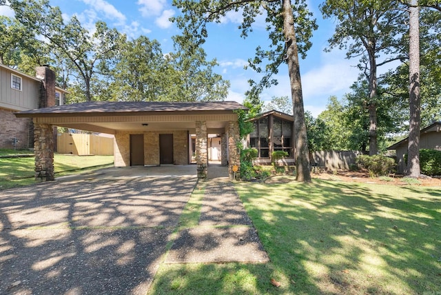 view of front of home featuring a carport and a front yard