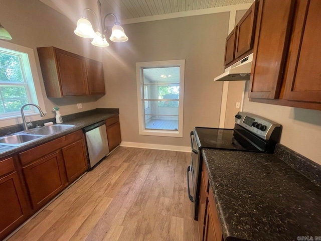 kitchen featuring stainless steel appliances, light hardwood / wood-style floors, an inviting chandelier, sink, and pendant lighting