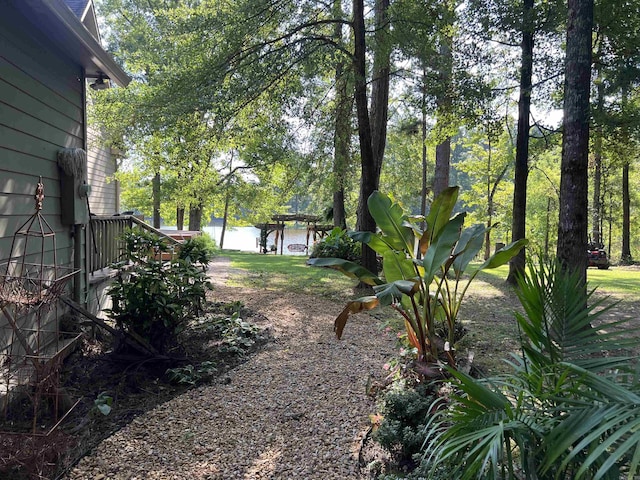 view of yard featuring a water view