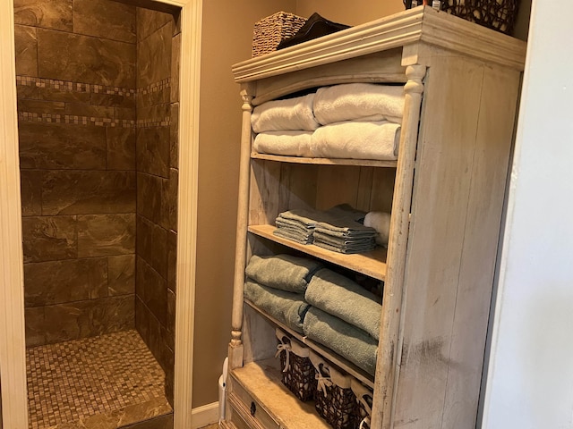 bathroom featuring a tile shower