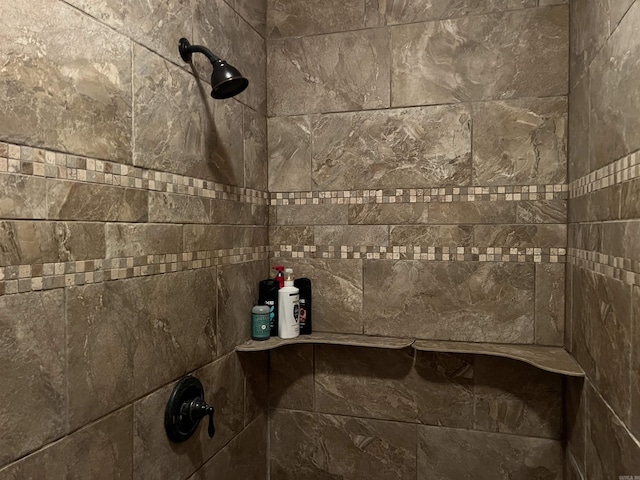 room details featuring a tile shower