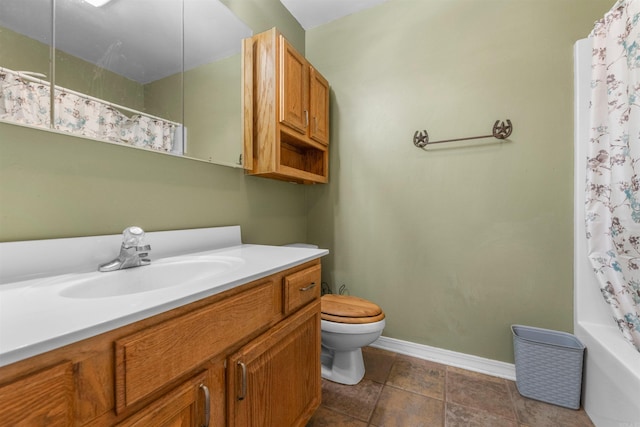 bathroom featuring shower / bath combo, baseboards, vanity, and toilet