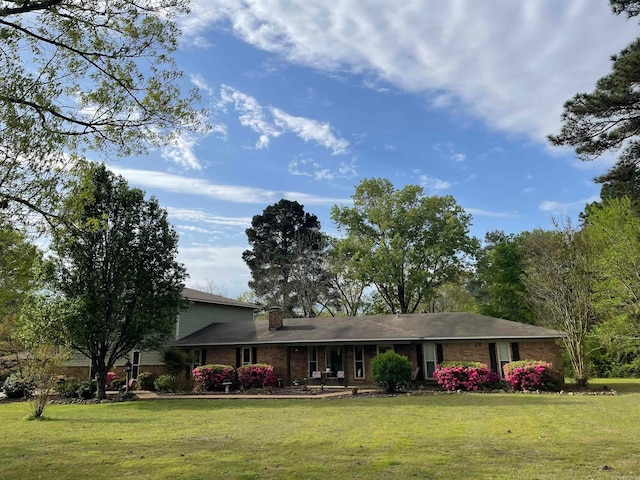 view of front facade featuring a front lawn