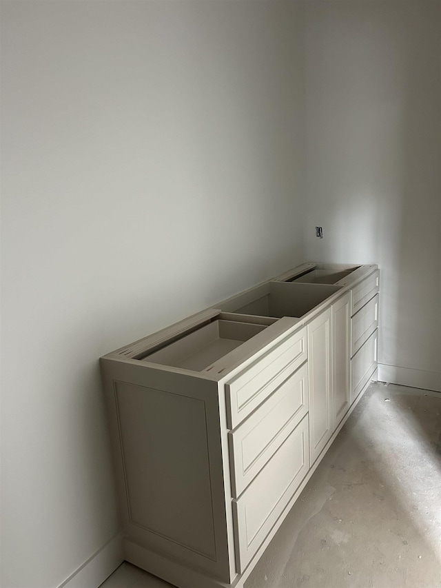 bathroom featuring unfinished concrete flooring