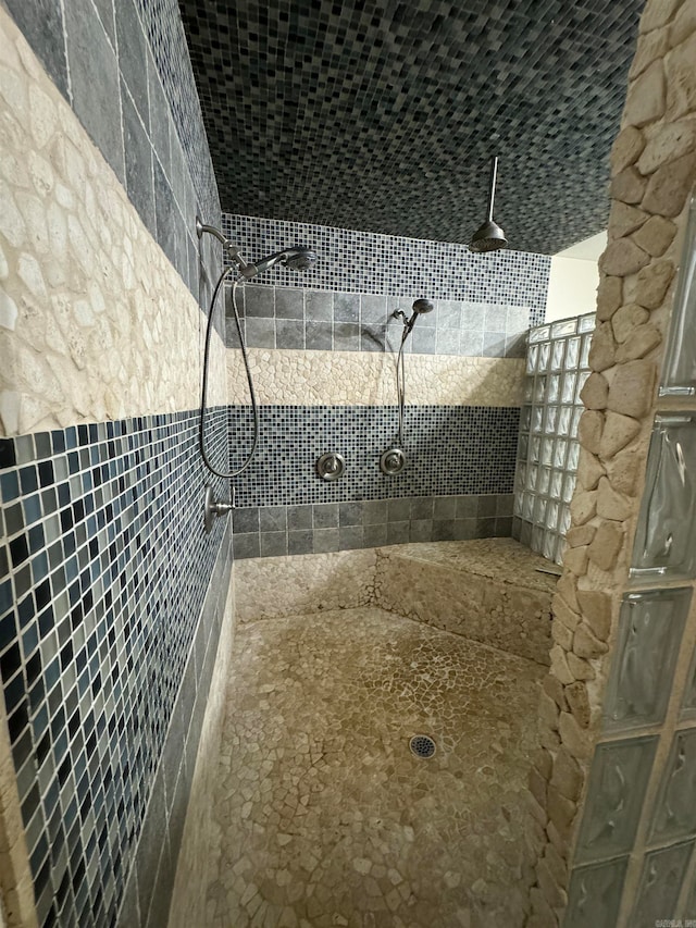 bathroom featuring a tile shower