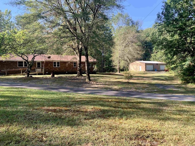 view of yard featuring a detached garage