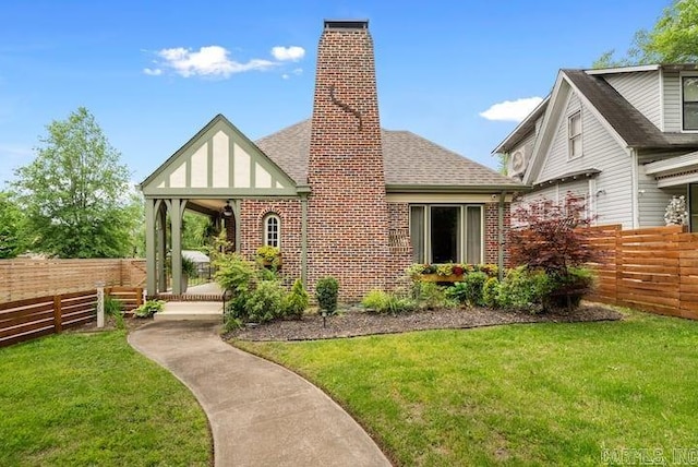 view of front facade with a front yard