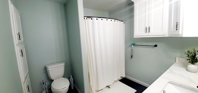 bathroom with toilet, a shower with curtain, and vanity