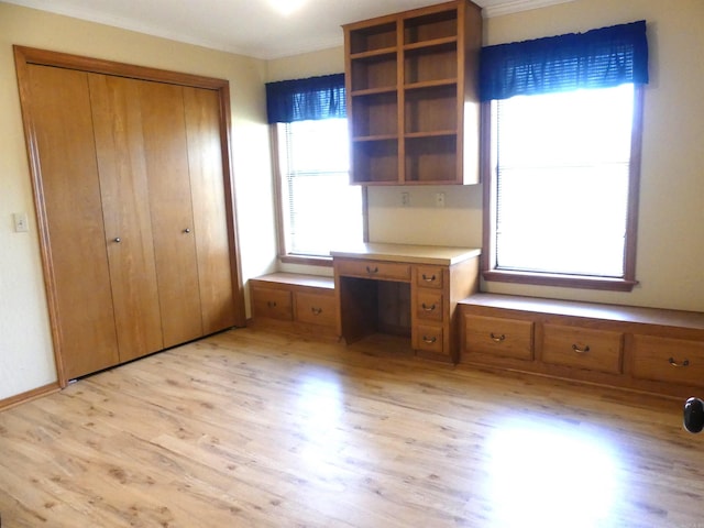 1105 Crescent Dr, Mena, AR 71953 - unfurnished bedroom featuring light wood-style floors, a closet, and ornamental molding