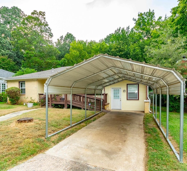 view of front of house featuring a front lawn and a carport