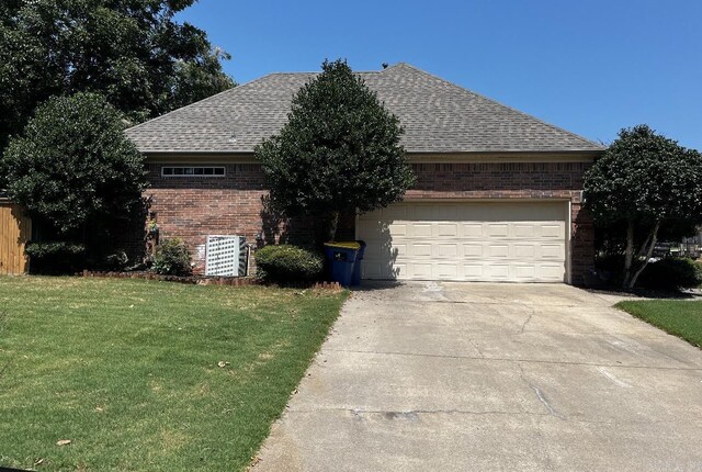 view of front facade featuring a front lawn and a garage