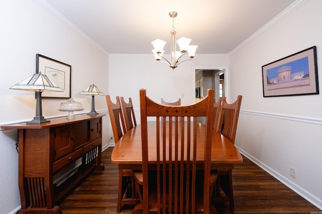 dining room featuring dark wood-type flooring, ornamental molding, and an inviting chandelier