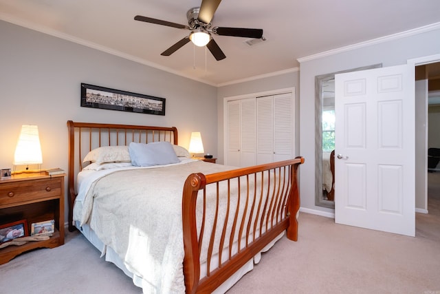 bedroom featuring ceiling fan, crown molding, a closet, and carpet flooring