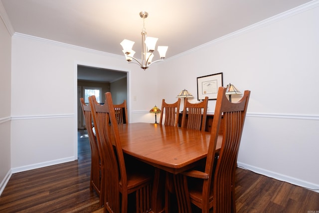 dining room with crown molding, dark wood-type flooring, and a notable chandelier