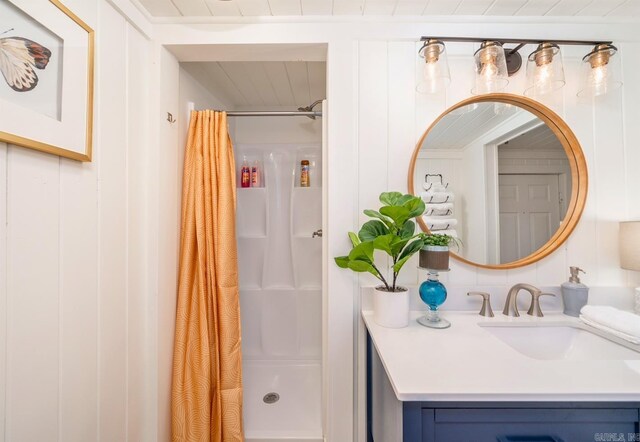 bathroom with a shower with shower curtain and vanity