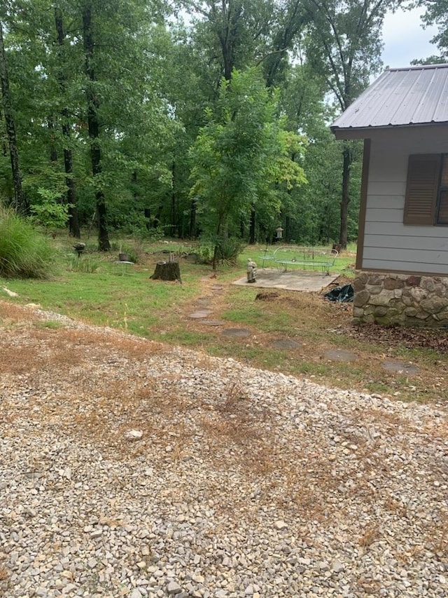 view of yard with an outbuilding