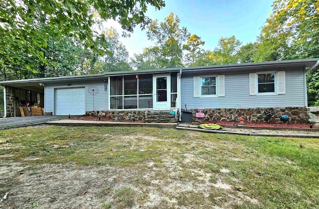 view of front of home featuring cooling unit, a front yard, and a garage