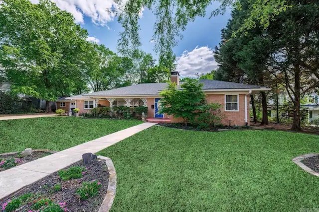 ranch-style house featuring a front yard