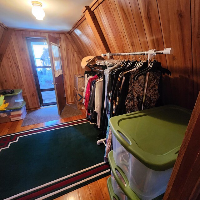 bedroom featuring dark wood-type flooring, a closet, ceiling fan, and crown molding