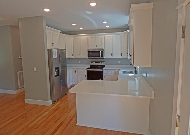 unfurnished bedroom featuring light hardwood / wood-style floors and ceiling fan