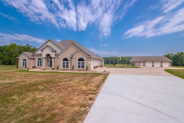 view of front of home featuring a front yard and a garage