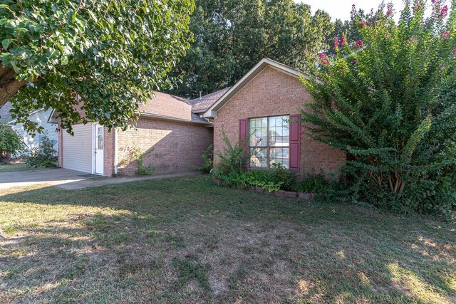 view of front of house featuring a front yard