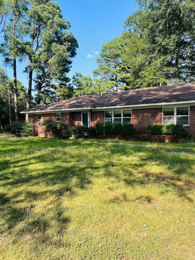 ranch-style house featuring a front yard