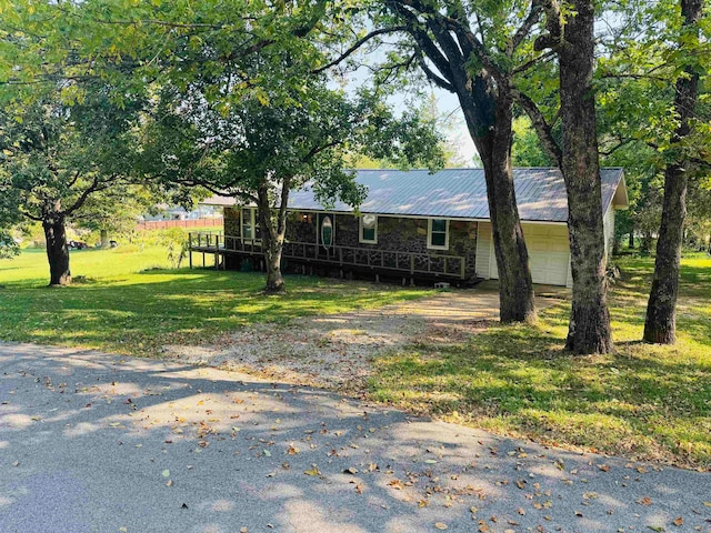 view of front facade featuring a front yard and a garage