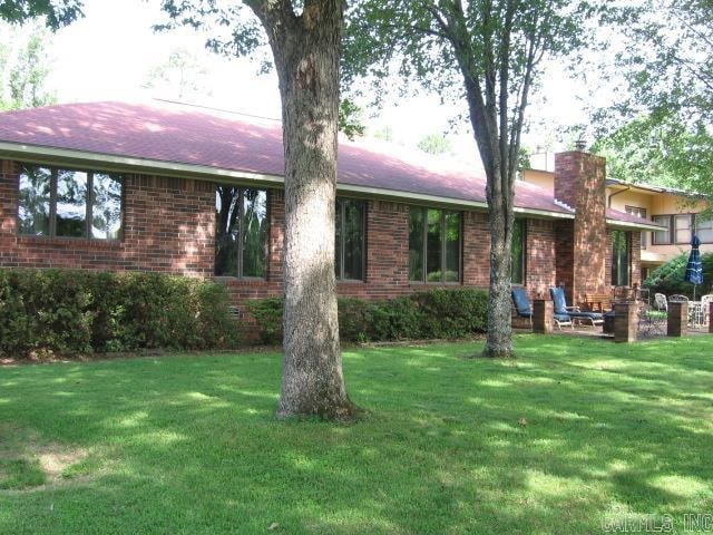 view of front of house with a front lawn