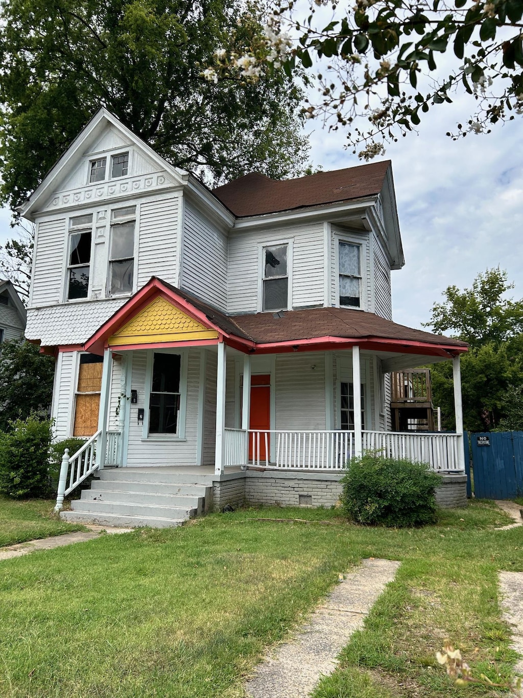 victorian home with covered porch, crawl space, and a front yard