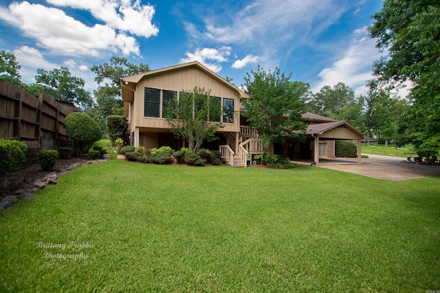 view of front of property featuring a front lawn