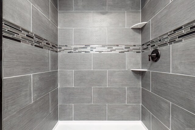 bathroom featuring a tile shower