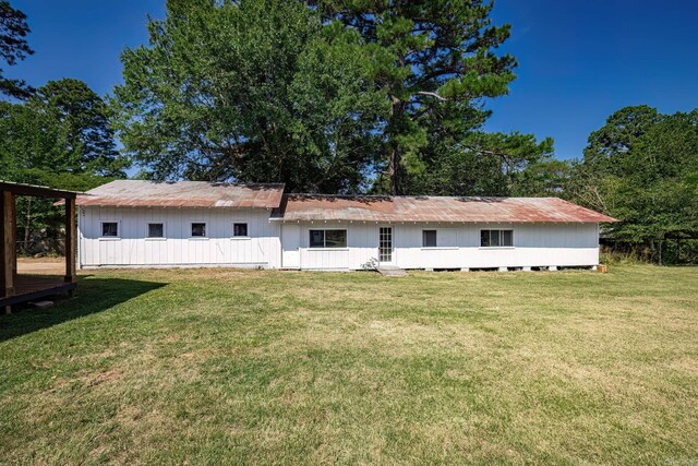 back of house featuring a lawn